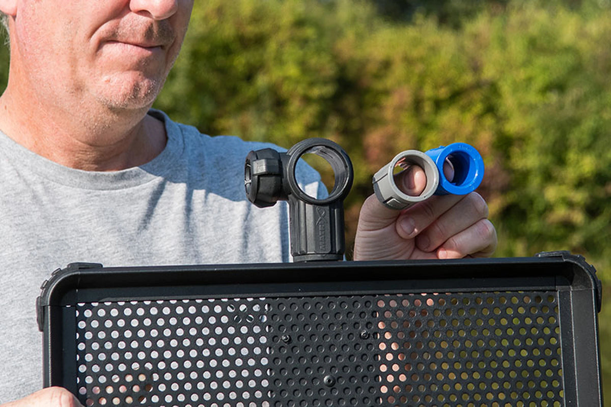 Matrix Standard Side Tray – bevestigingsklem met grijs en blauw verloopstuk in de hand