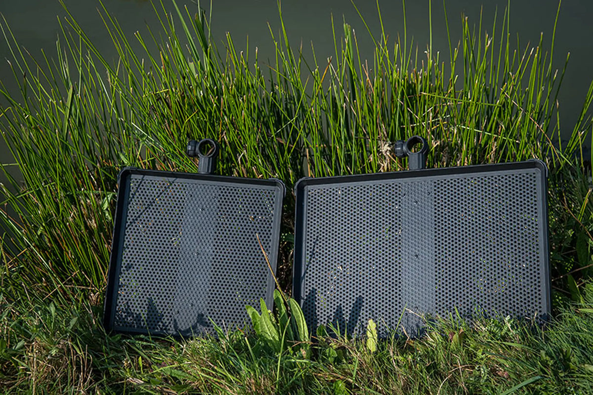 Matrix Standard Side Tray – vierkante en rechthoekige aastafel naast elkaar in het gras bij het water