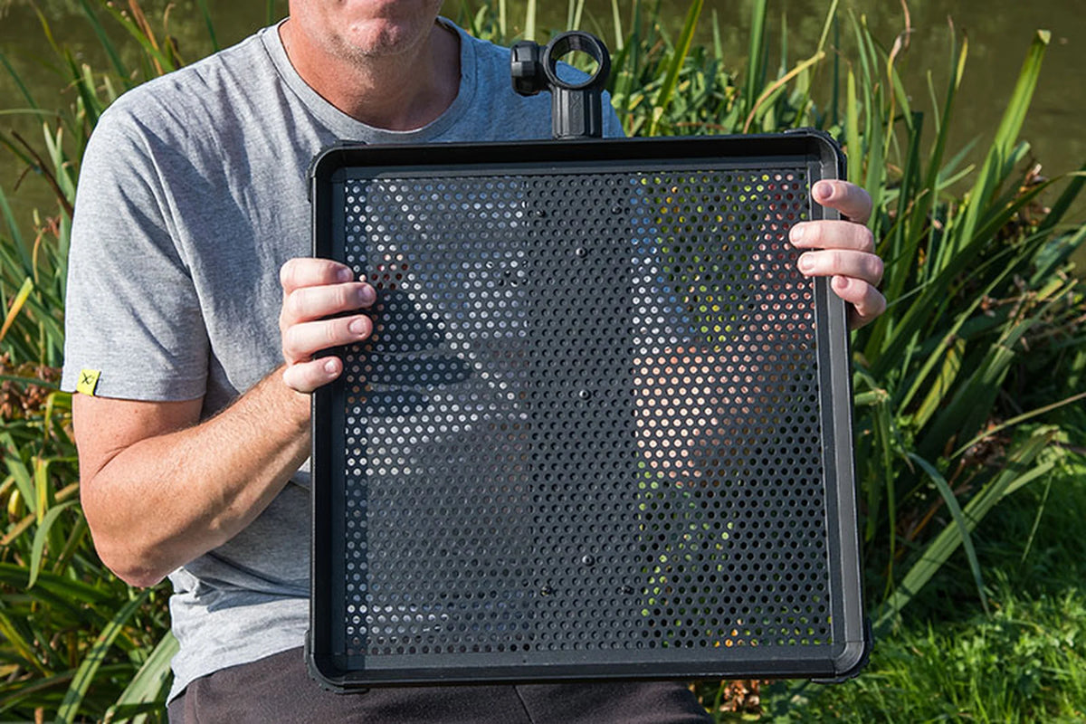 Matrix Standard Side Tray – vierkant geperforeerd blad rechtop vastgehouden met de klem bovenaan