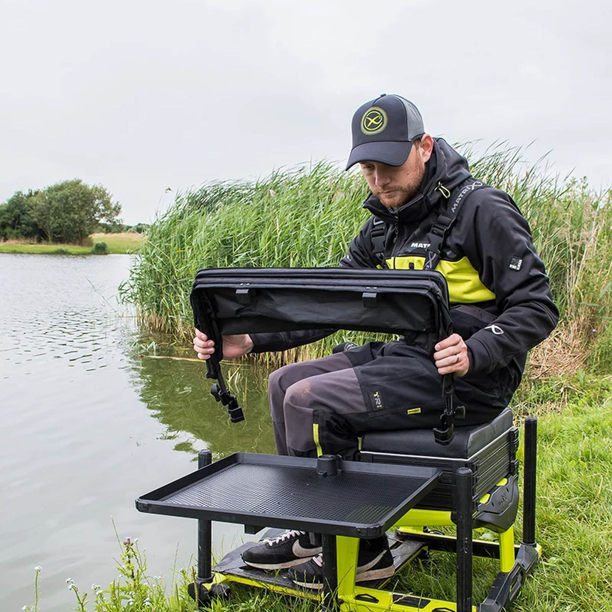 Matrix Storm Cover voor Self Supporting Side Tray Large en XL – detailafbeelding 16 van de aaskap voor aastafel