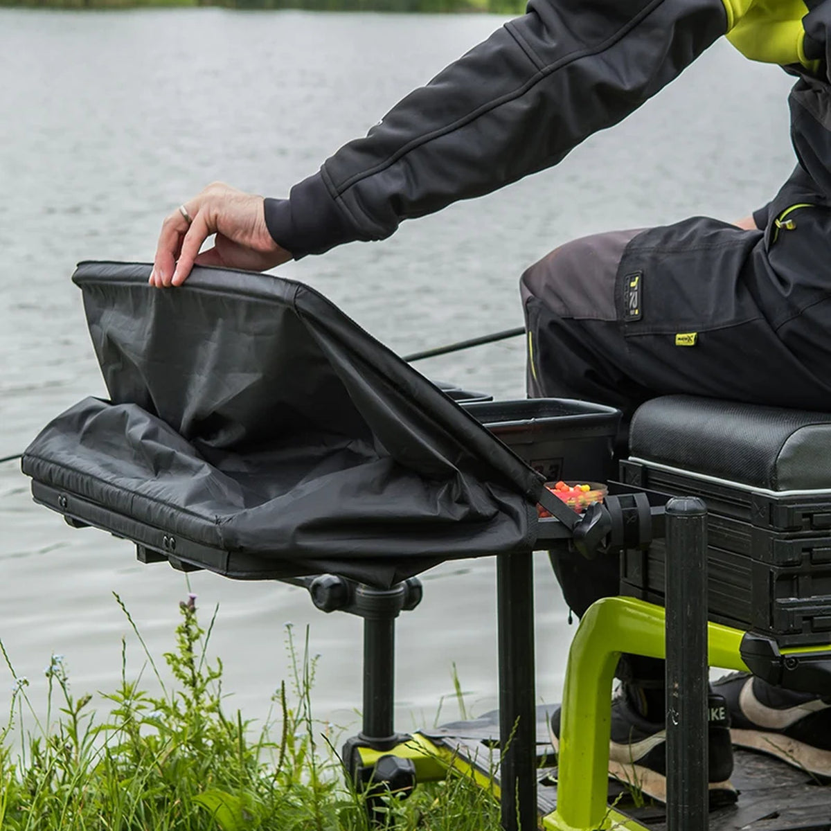 Matrix Storm Cover voor Self Supporting Side Tray Large en XL – detailafbeelding 23 van de aaskap voor aastafel