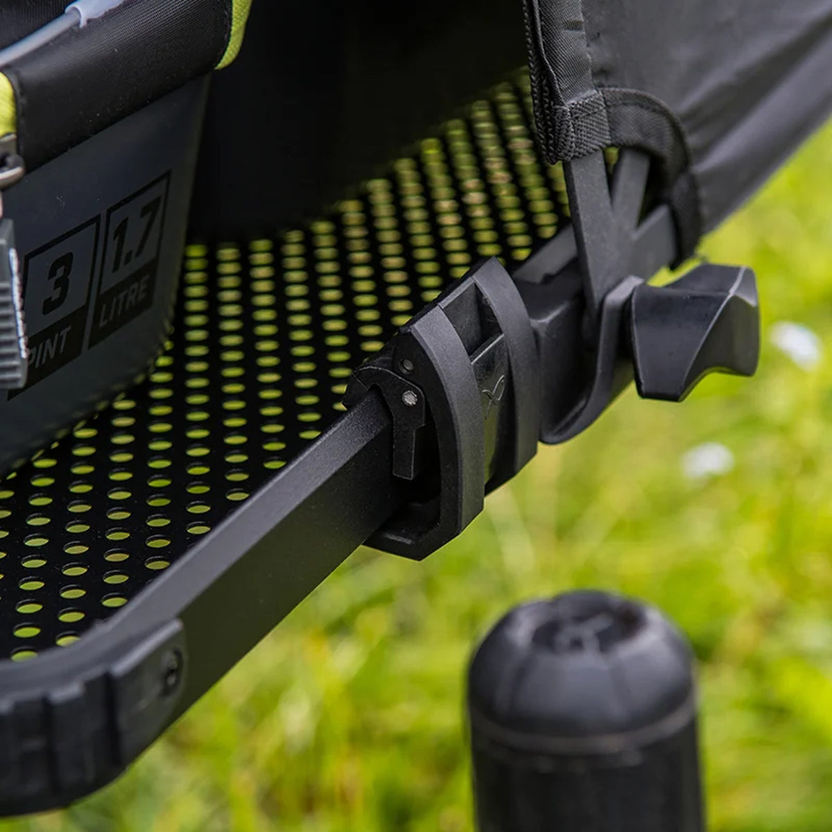 Matrix Storm Cover voor Self Supporting Side Tray Large en XL – detailafbeelding 29 van de aaskap voor aastafel