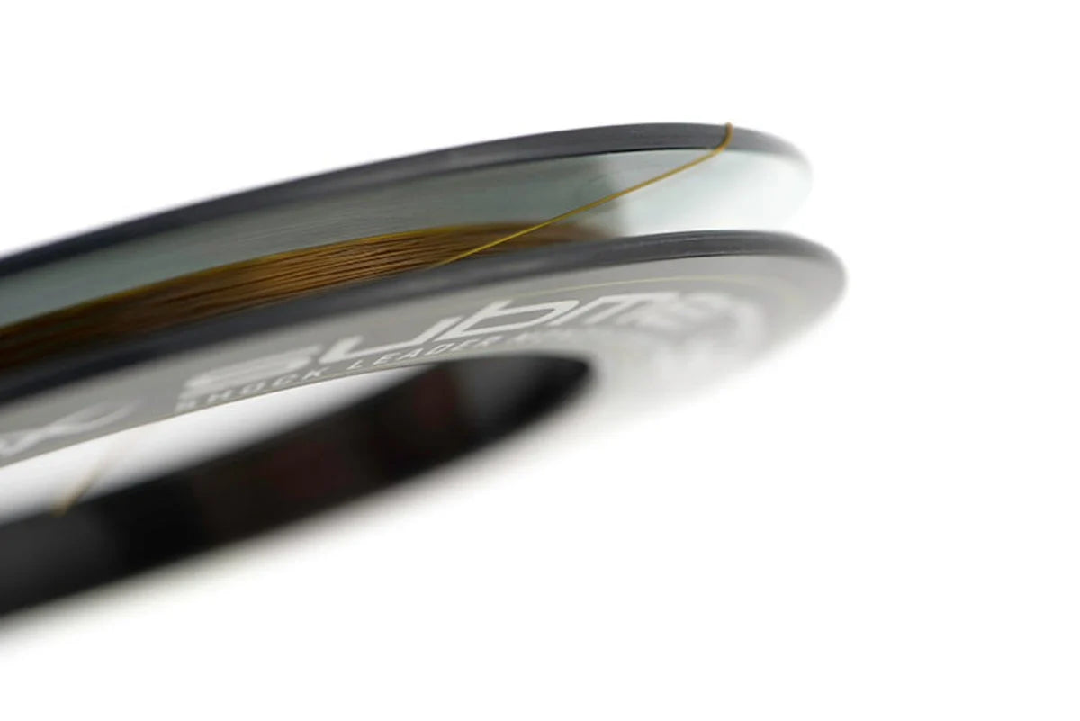 Detail van Matrix Submerge Shock Leader spoel met nylon lijn