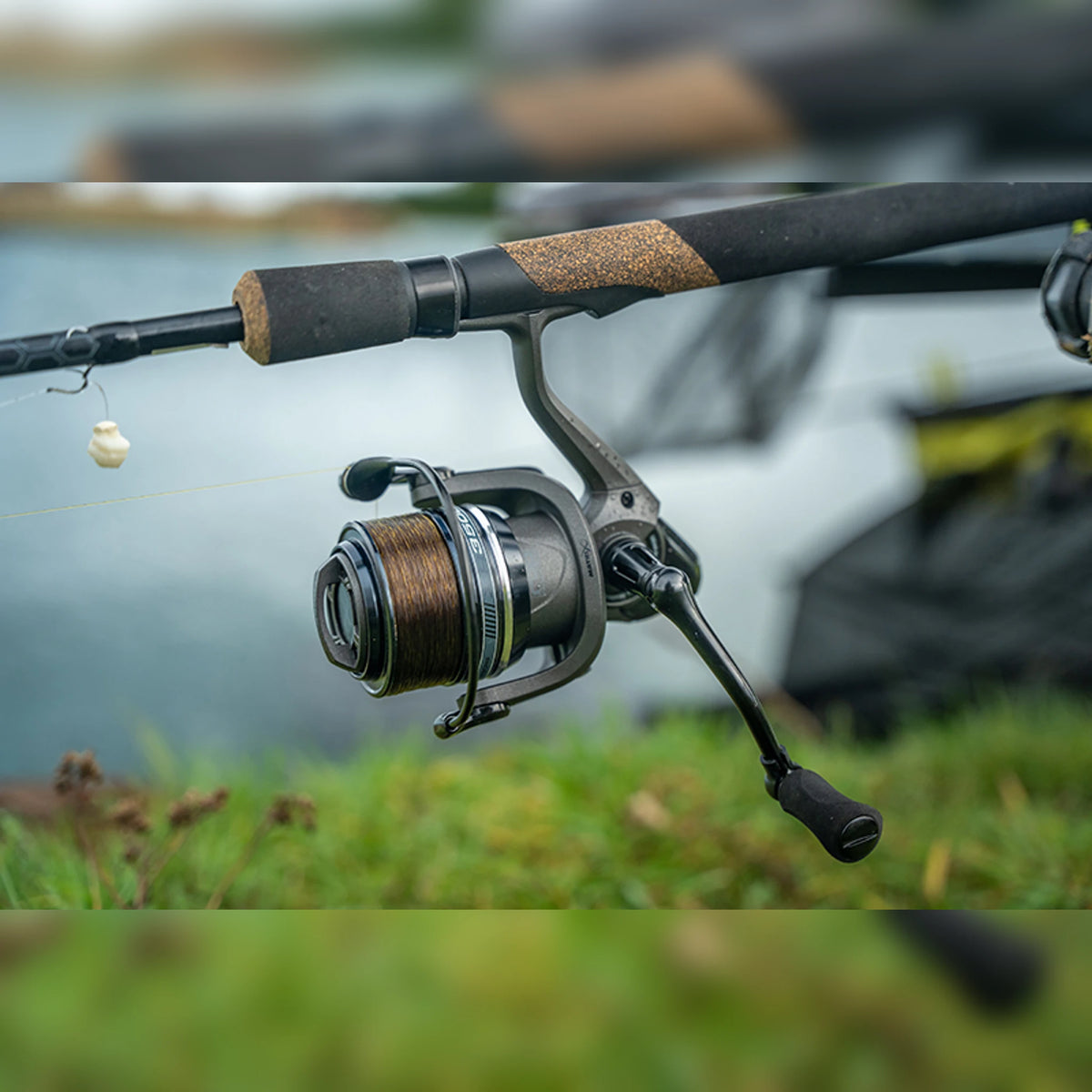 Matrix Submerge XD Bulk Monofilament 1000 m – monofilamentlijn op een feedermolen bij de hengel