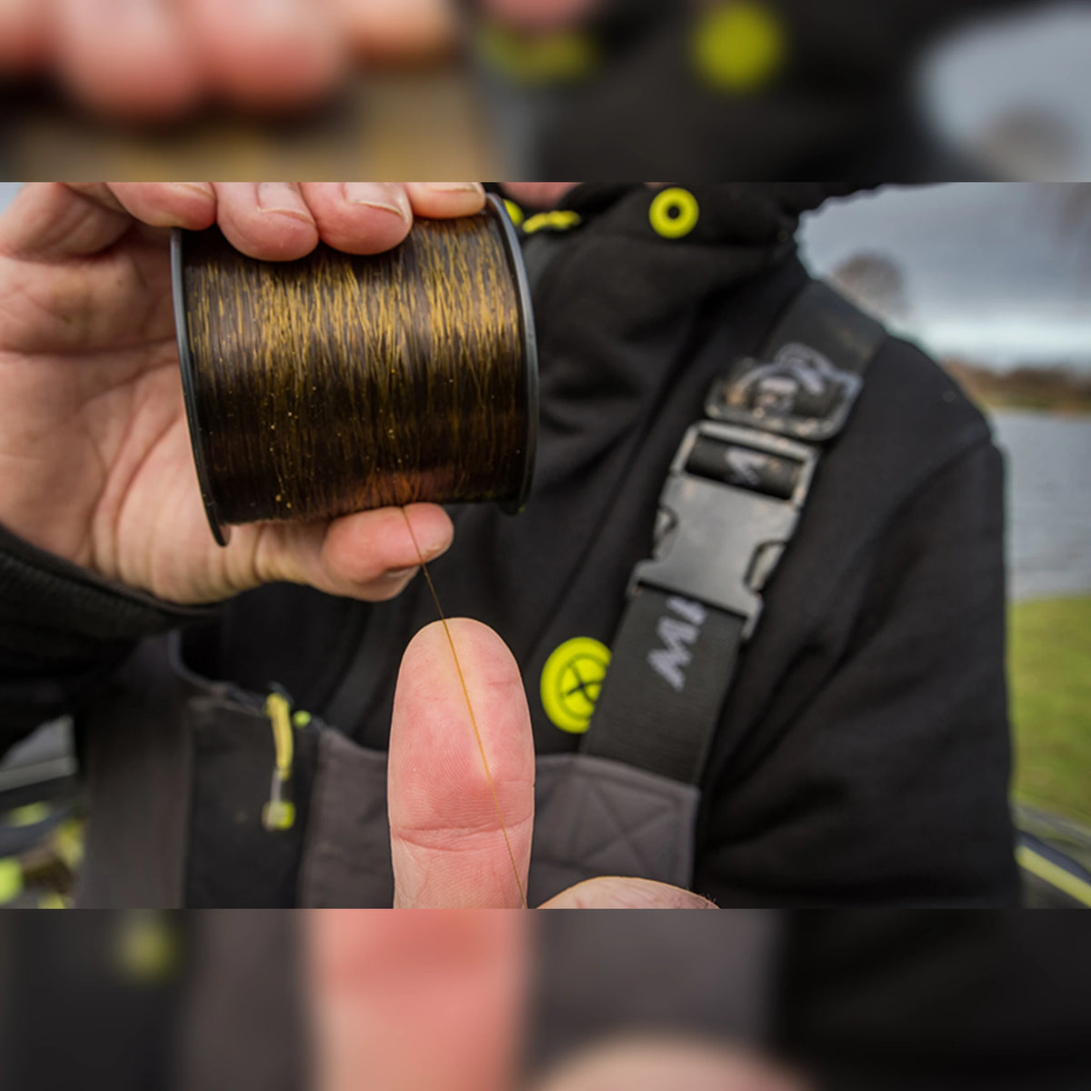 Matrix Submerge XD Bulk Monofilament 1000 m – detail van de monofilamentlijn tussen de vingers