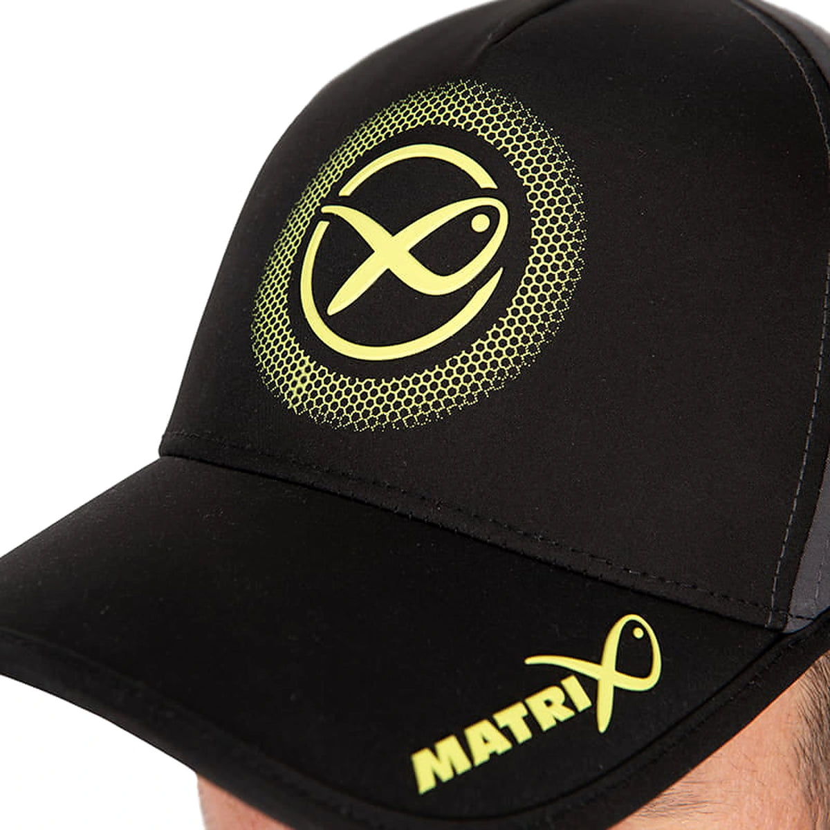 Matrix Surefit Cap Black, detail van het gele vislogo, Matrix-opdruk en stiknaden op de klep