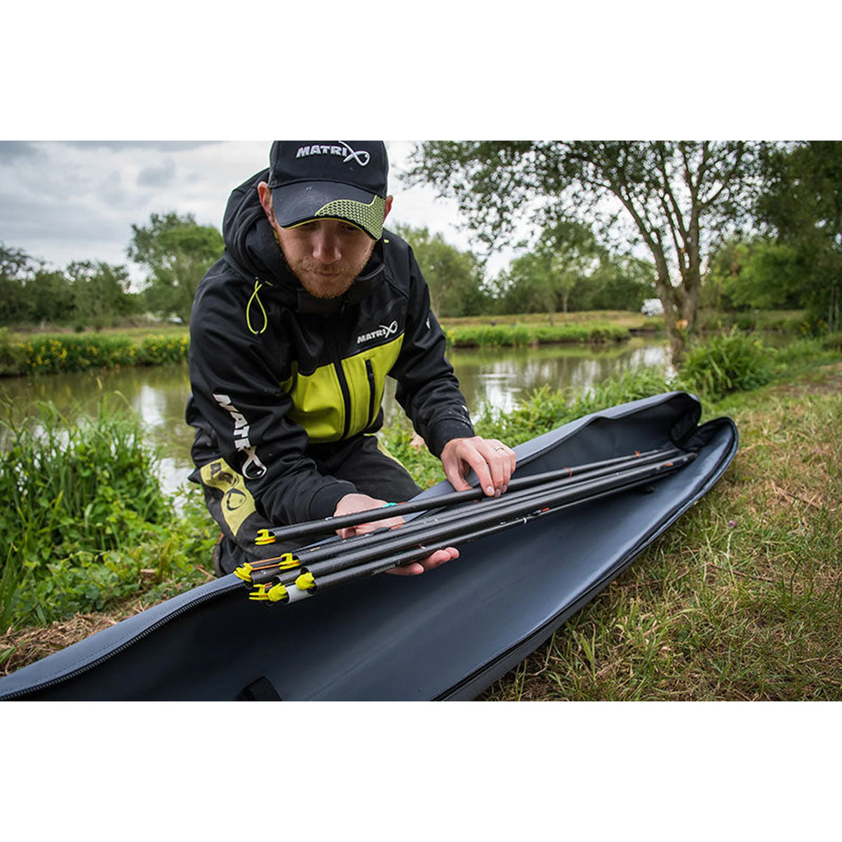Visser gebruikt topsets met Matrix Top Kit Rig Clips aan de waterkant