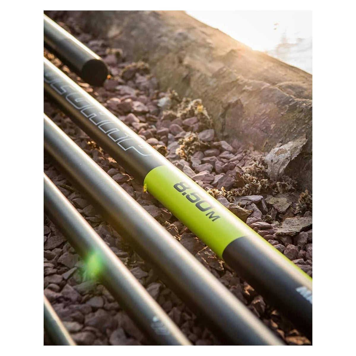 Matrix Torque Carp 8.50m bedrukt achterdeel met modelopdruk op de oever