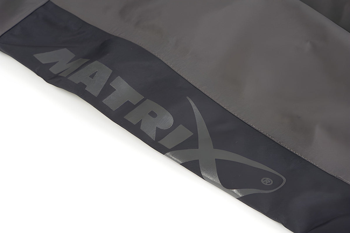 Matrix Tri-Layer Over Trousers 25K Pro - detail van het Matrix-logo op de broekspijp