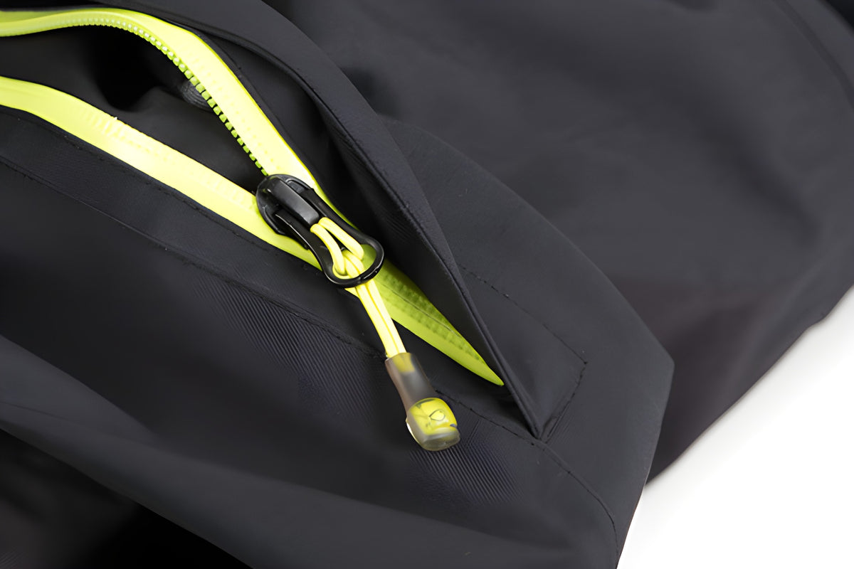 Matrix Tri-Layer Over Trousers 25K Pro - detail van de zak met waterdichte rits