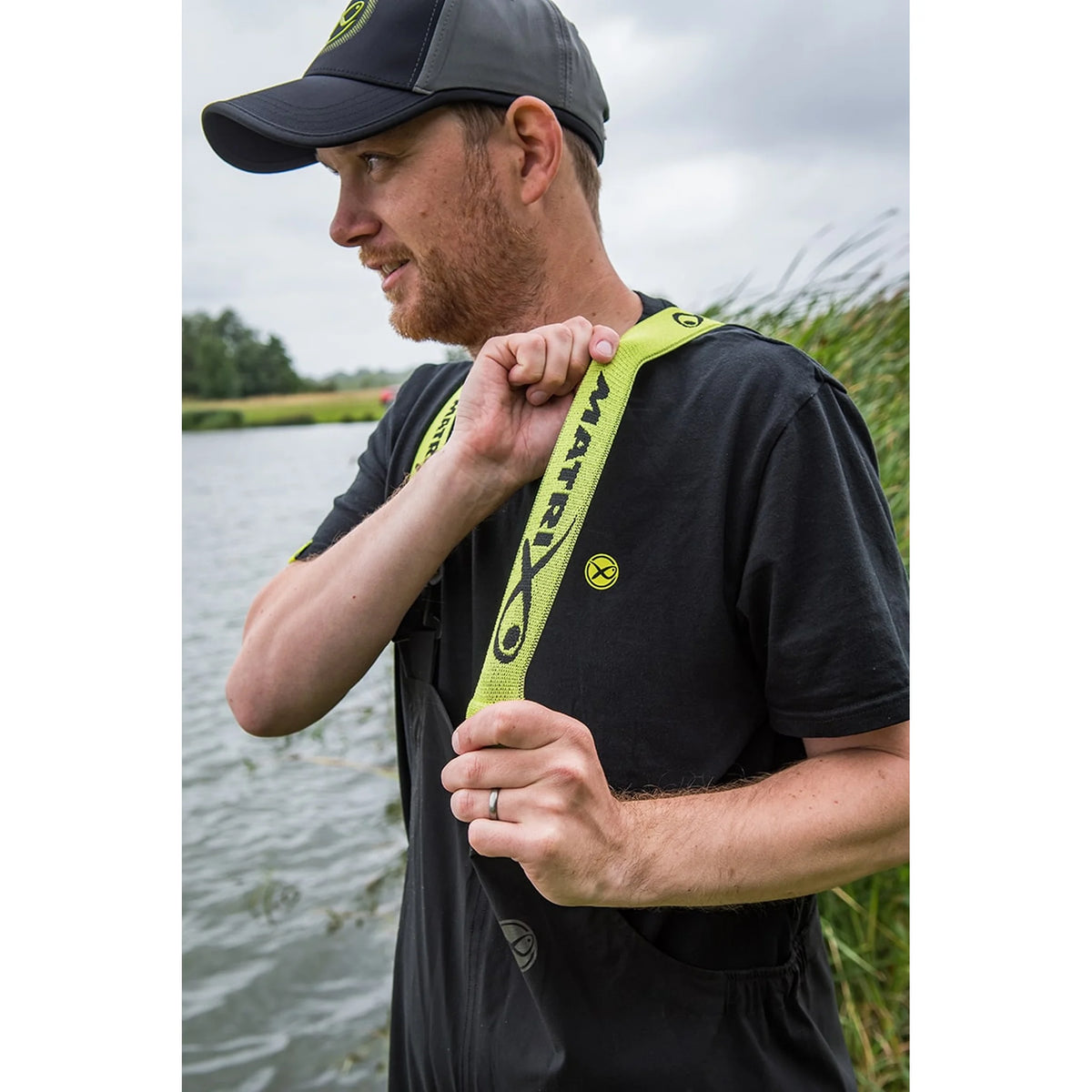 Matrix Ultra-light 8K salopettes gedragen aan de waterkant