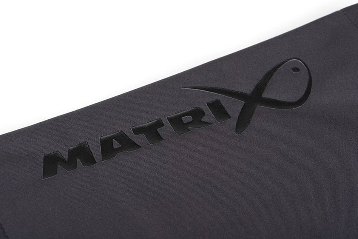 Matrix Wind Blocker Neck Warmer met detail van het zwarte Matrix-logo op de grijze stof