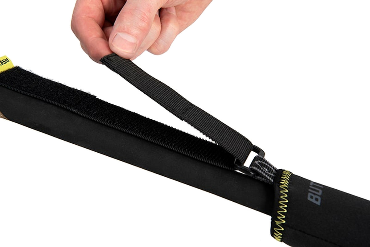 Hand maakt de sluitband van de Matrix X-stretch Top and Tail Rod Bands GAC450 los bij de BUTT-beschermer
