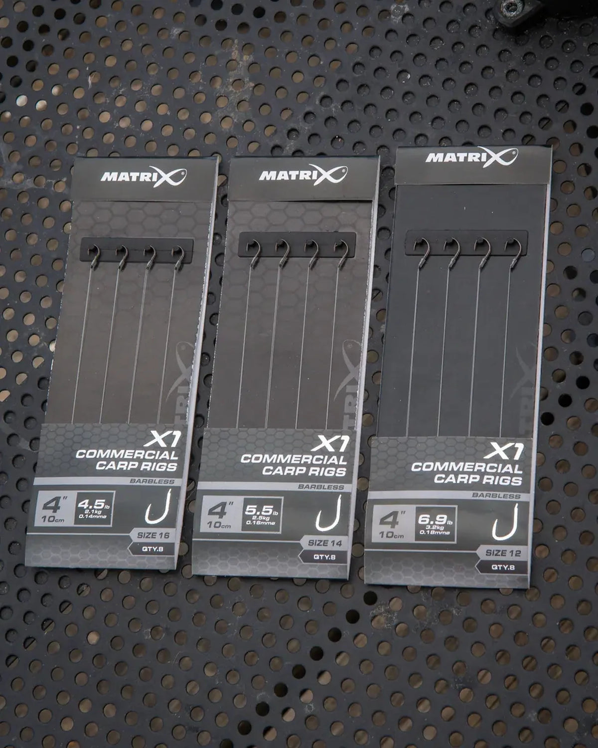 Matrix X1 Commercial Carp Rigs in drie haakmaten op een aastafel