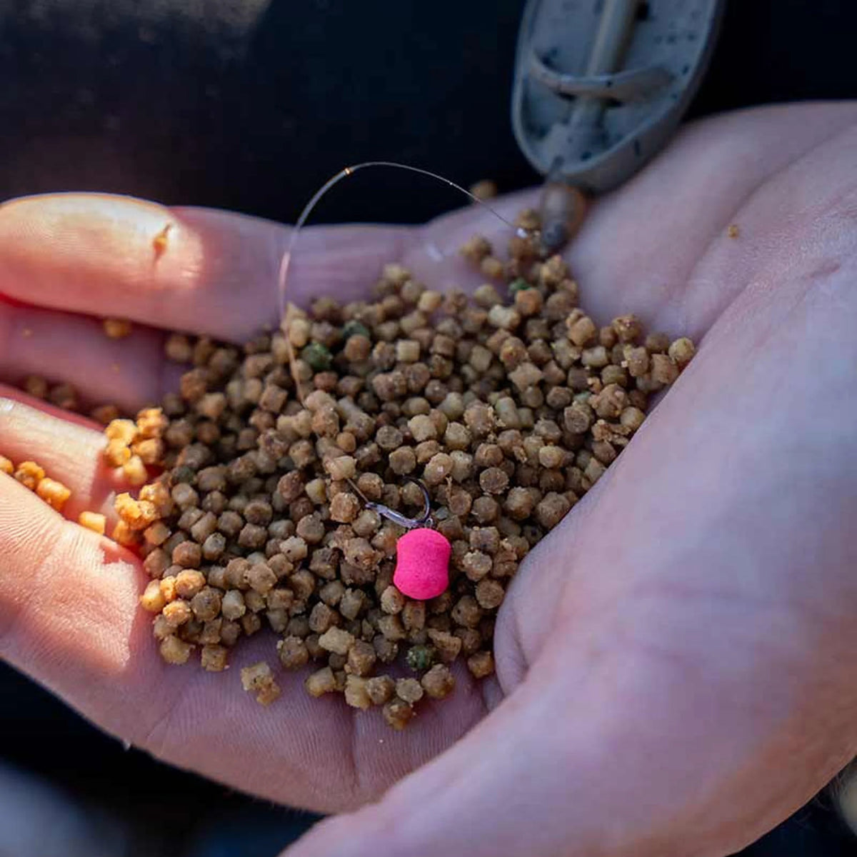 Matrix X7 Carp Method haak met felroze haakaas in pellets