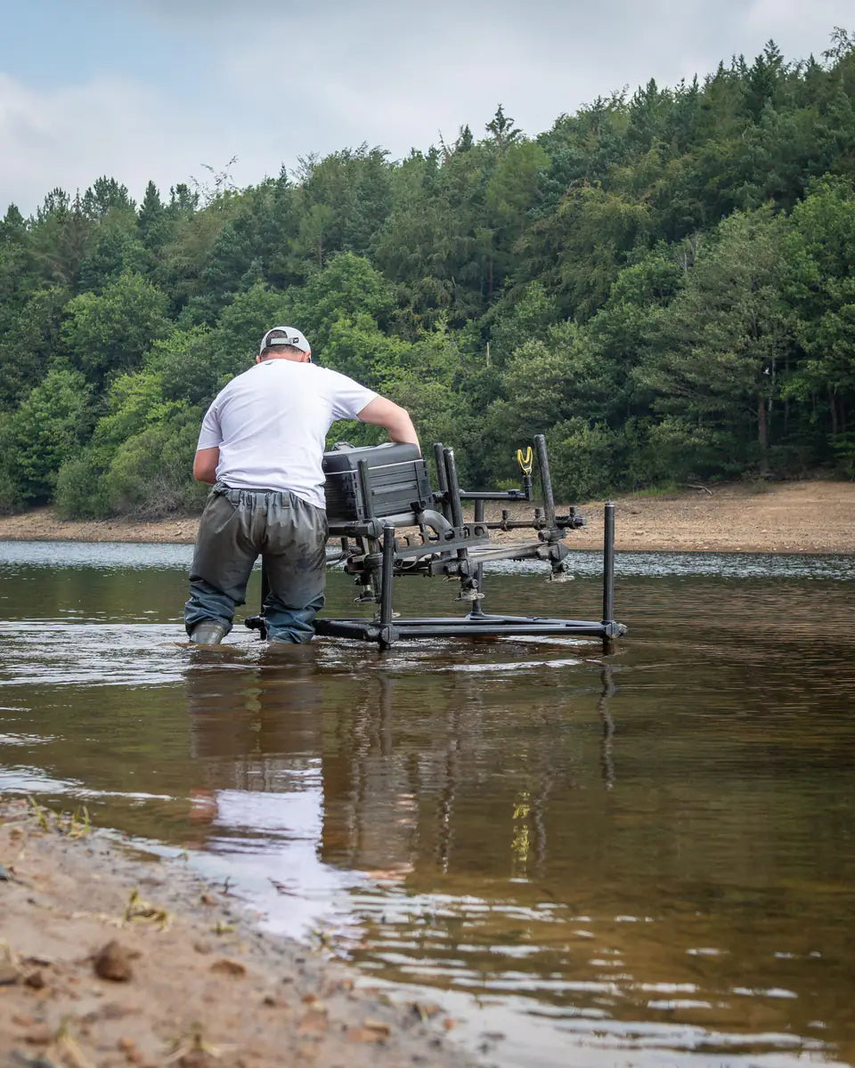 Matrix XR Duralite Platform – Sitzkiepe im flachen Wasser aufgebaut