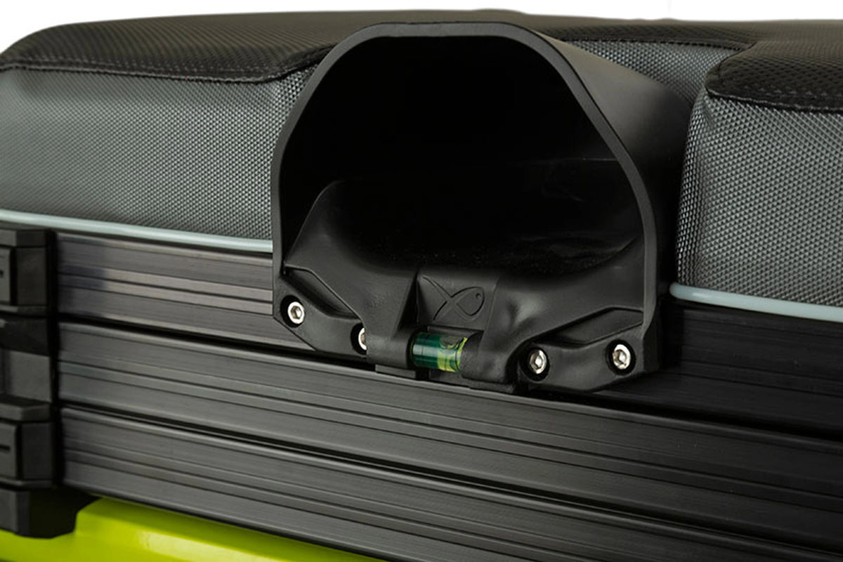 Matrix XR36 Pro Lime Seatbox – detail van de centrale hengelsteun met waterpas tussen de gevoerde delen van de zitting