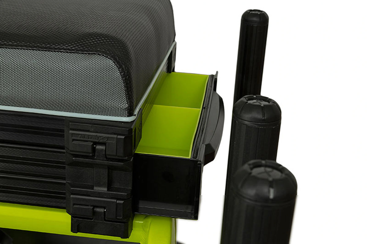 Matrix XR36 Pro Lime Seatbox – detail van de uitgeschoven zijlade met limekleurige vakverdeling onder de zitting