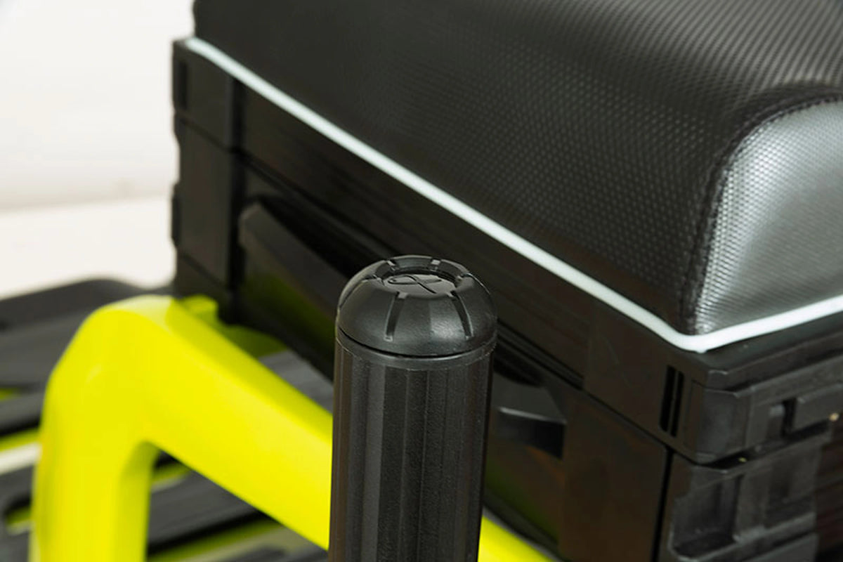Matrix XR36 Pro Lime Seatbox – detail van de zwarte pootdop met Matrix-logo naast de gevoerde zitting en limekleurige steun