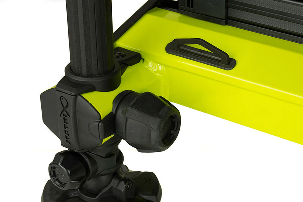 Matrix XR36 Pro Lime Seatbox – detail van de zwarte pootklem met grote draaiknop en bevestiging aan het limekleurige frame