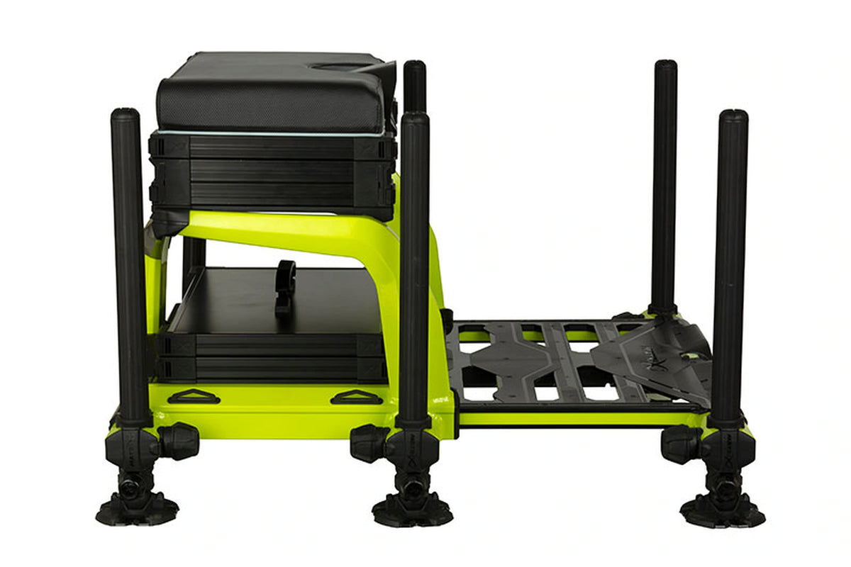 Matrix XR36 Pro Lime Seatbox – zijaanzicht van de zitkist met limekleurig frame, zwarte modules en uitgeschoven voetplaat