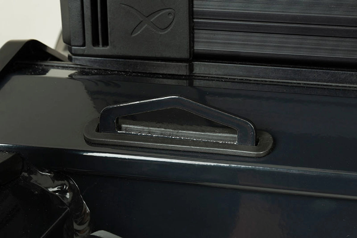 Matrix XR36 Pro Shadow Seatbox – detail van de verzonken zwarte draaggreep bovenaan de glanzend donkere ondermodule