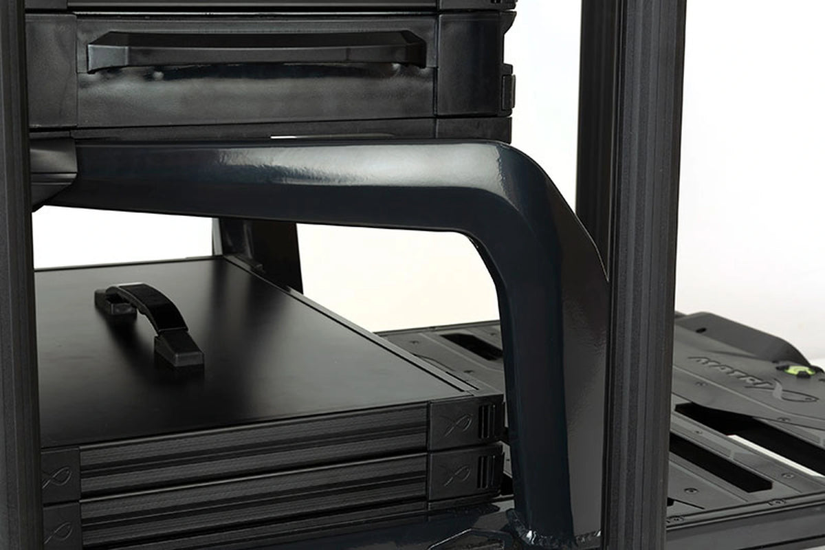 Matrix XR36 Pro Shadow Seatbox – detail van de donkere gebogen framesteun, zwarte opbergmodules en handgreep van de ondermodule