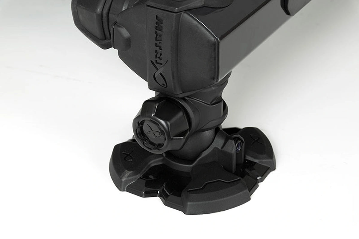 Matrix XR36 Pro Shadow Seatbox – detail van de brede zwarte moddervoet met stelknop en pootklem met Matrix-logo