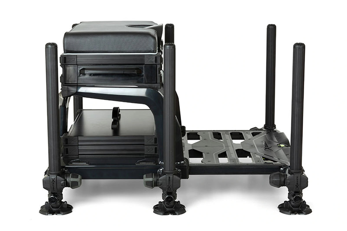 Matrix XR36 Pro Shadow Seatbox – zijaanzicht van de zwarte zitkist met opbergmodules en uitgeschoven voetplaat