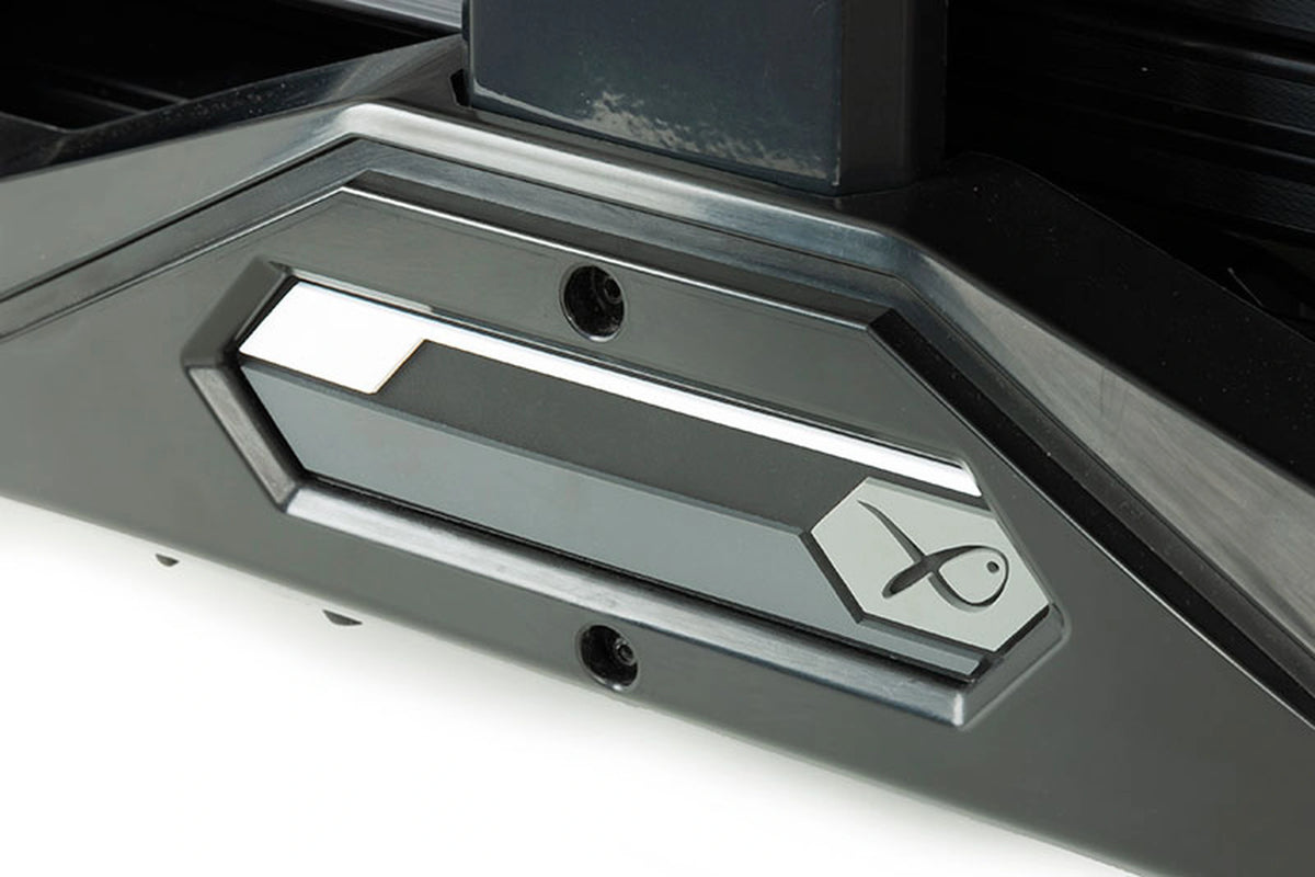 Matrix XR36 Pro Shadow Seatbox – detail van het donkere zijpaneel met zilverkleurige decorstrip en Matrix-vislogo