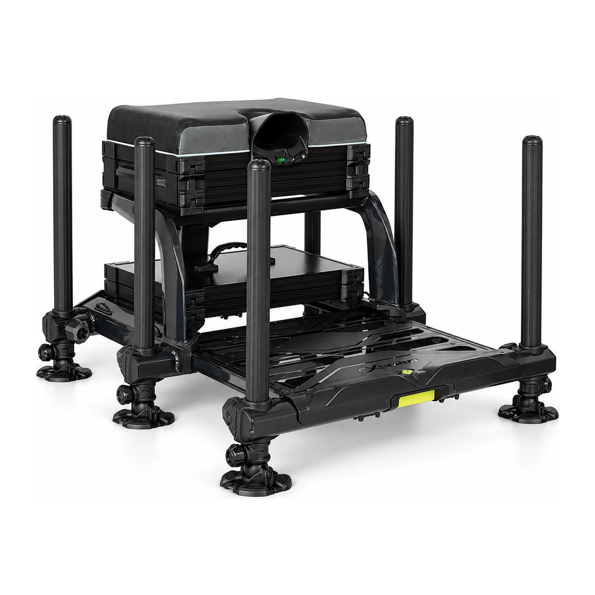 Matrix XR36 Pro Shadow Seatbox – zwarte zitkist met donker frame, gevoerde zitting, opbergmodules en uitgeschoven voetplaat