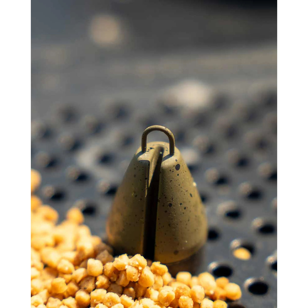 Matrix Precision Plummet rechtop tussen pellets