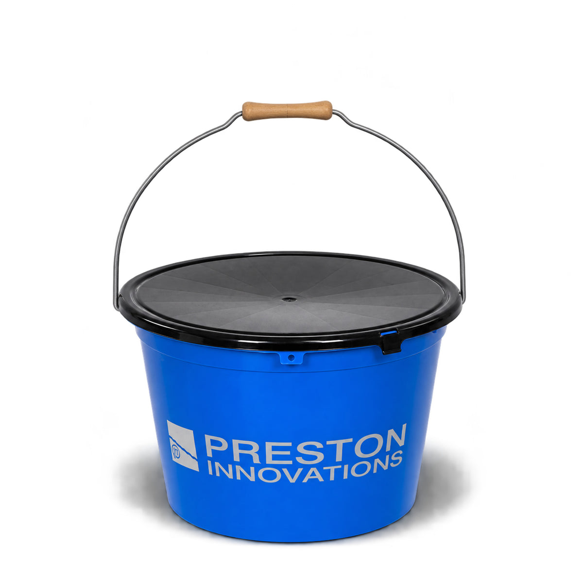 Preston 25L Bucket Set – gesloten emmer met opgeklapte metalen draaggreep en houten handvat
