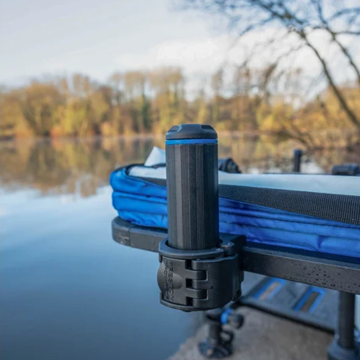 Preston 36 mm Banksticks – korte grondsteun gemonteerd aan de zitkist