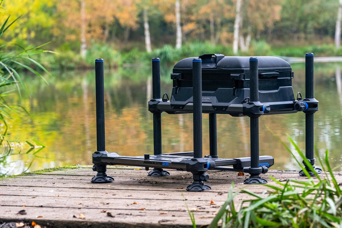 Preston Absolute 5G – zijaanzicht met cassettebar, poten en uitgeschoven voetplateau in gebruik