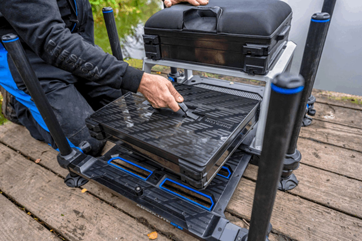 Preston Absolute 5G Station – losse lade-unit wordt onder de zitting met zilverkleurig frame uitgeschoven aan het draaghandvat