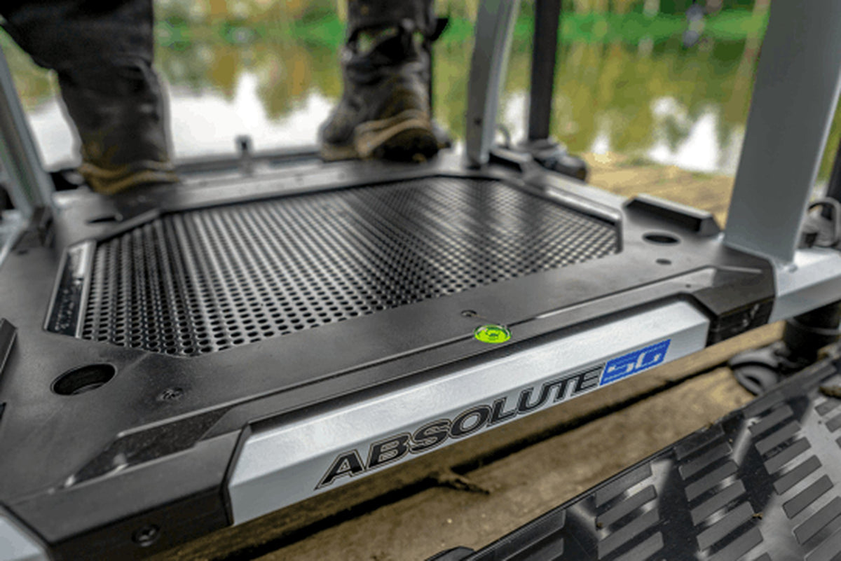Preston Absolute 5G Station – detail van het geperforeerde platform, de waterpas en ABSOLUTE 5G-opdruk bij het zilverkleurige frame