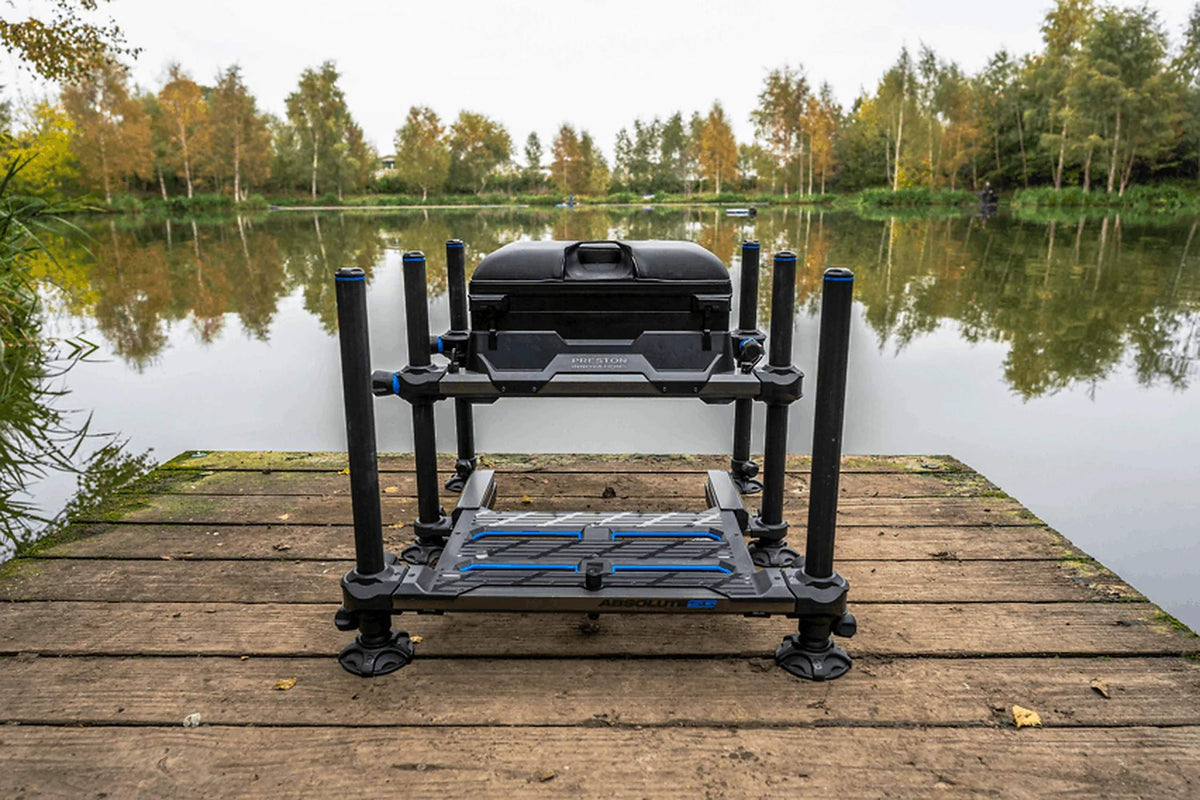 Preston Absolute 5G zitkist op een houten vissteiger aan de vijver, van voren gezien