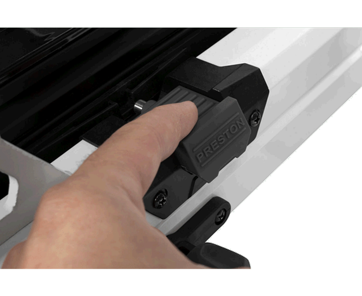 Hand bedient de Preston-vergrendeling op het frame van de Absolute Station Graphite zitkist