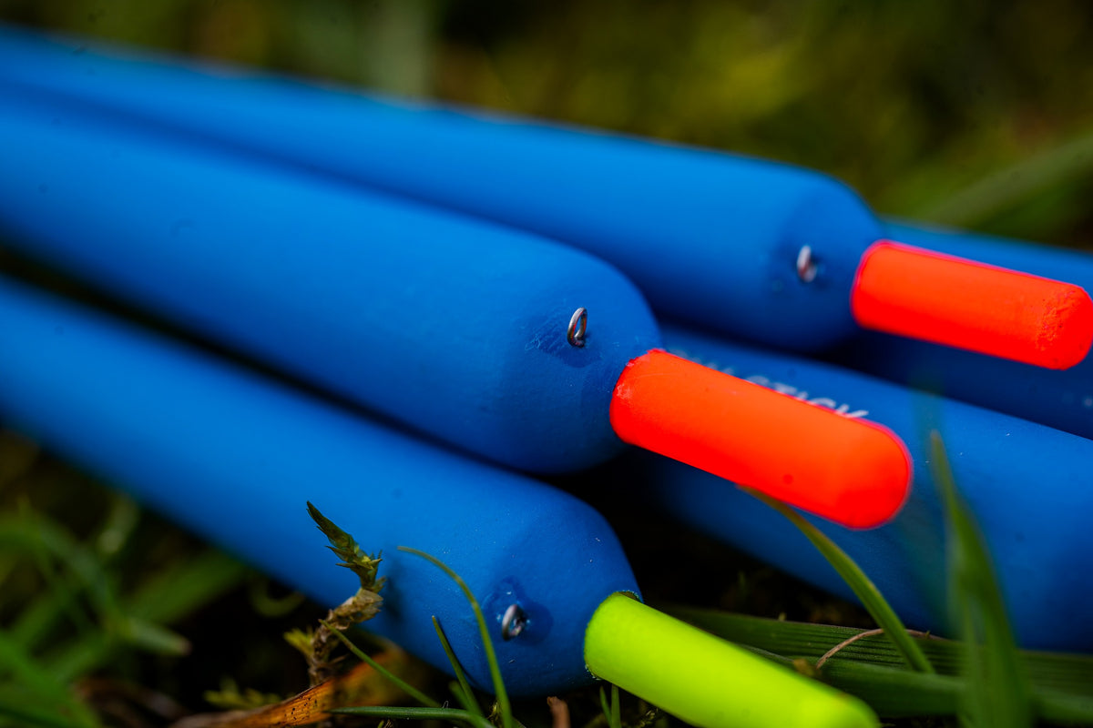 Detail van de oranje en gele antennes en lijnogen van Preston Alloy Hollow Stick dobbers
