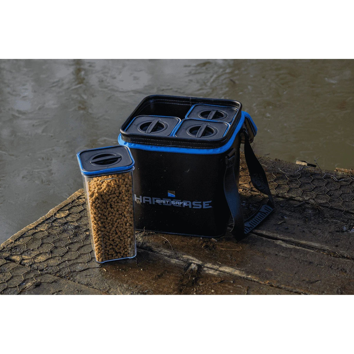 Preston Bait Safe Container met pellets naast draagtas
