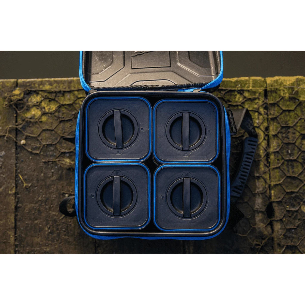 Vier Preston Bait Safe Containers in geopende draagtas