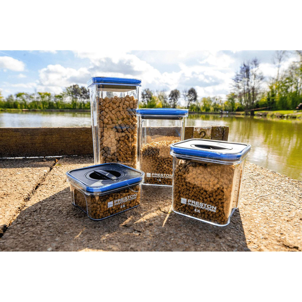 Preston Bait Safe Containers gevuld met pellets aan de waterkant