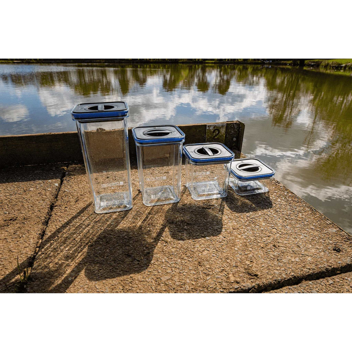 Preston Bait Safe Containers in vier formaten aan de waterkant