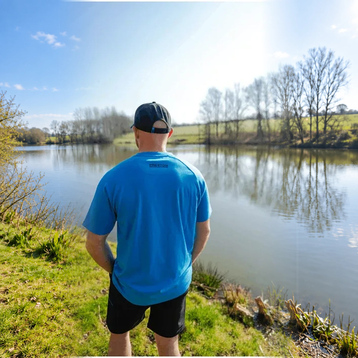 Preston Blue Breeze T-shirt gedragen rugaanzicht aan het water
