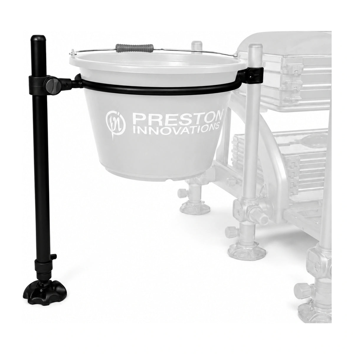 Preston Bucket Support P0110011: zwarte emmersteun en steunpoot, met emmer en zitkist als transparante context