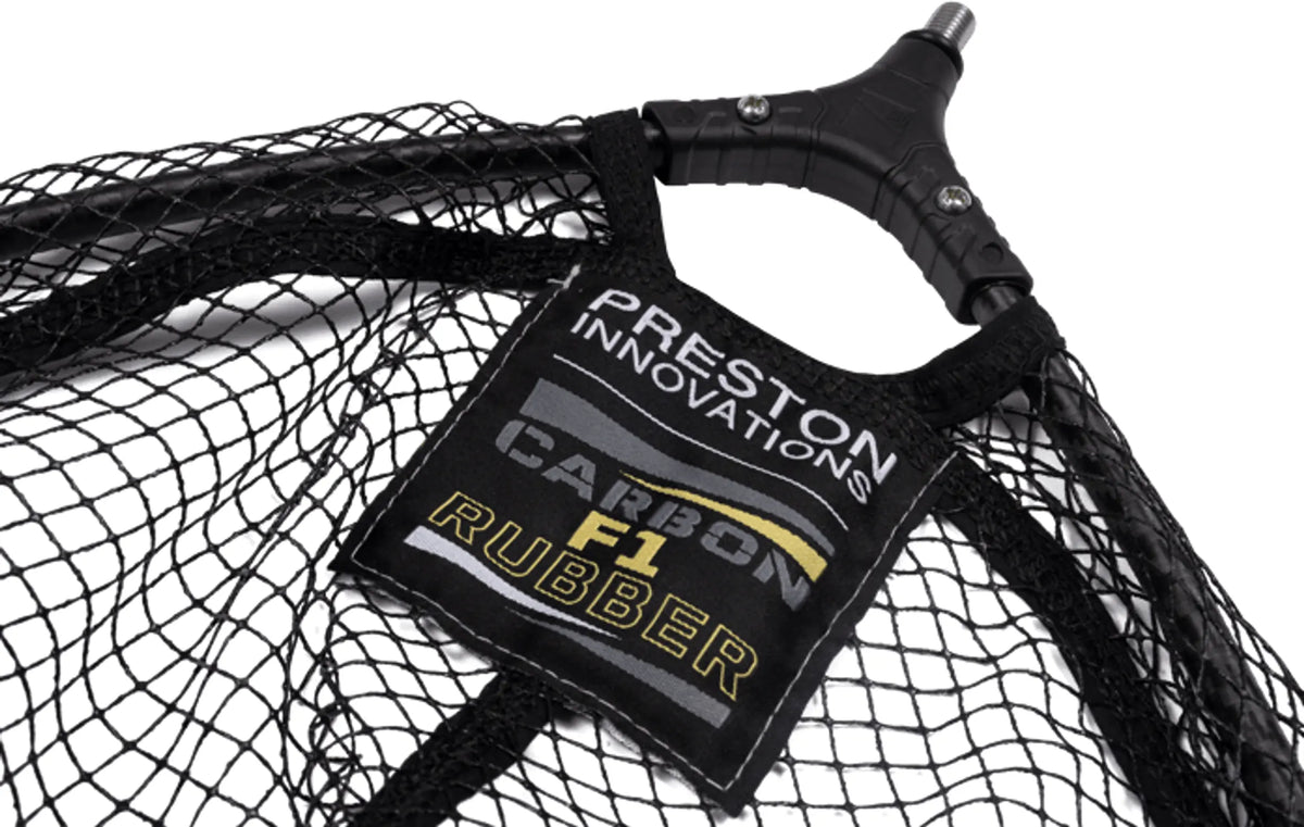Preston Carbon F1 Latex Landing Net, detail van spreidblok, schroefdraad en het Carbon F1 Rubber-label