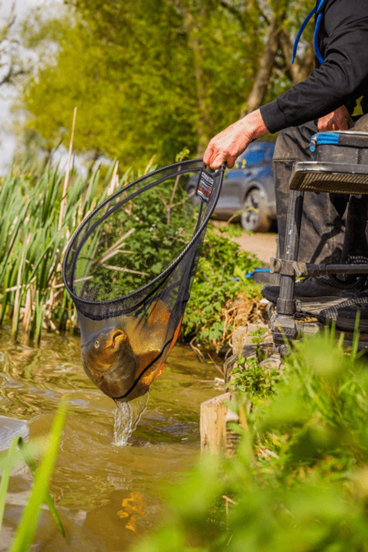 Preston Carbon Hair Mesh Landing Net – schepnet met vis boven het water