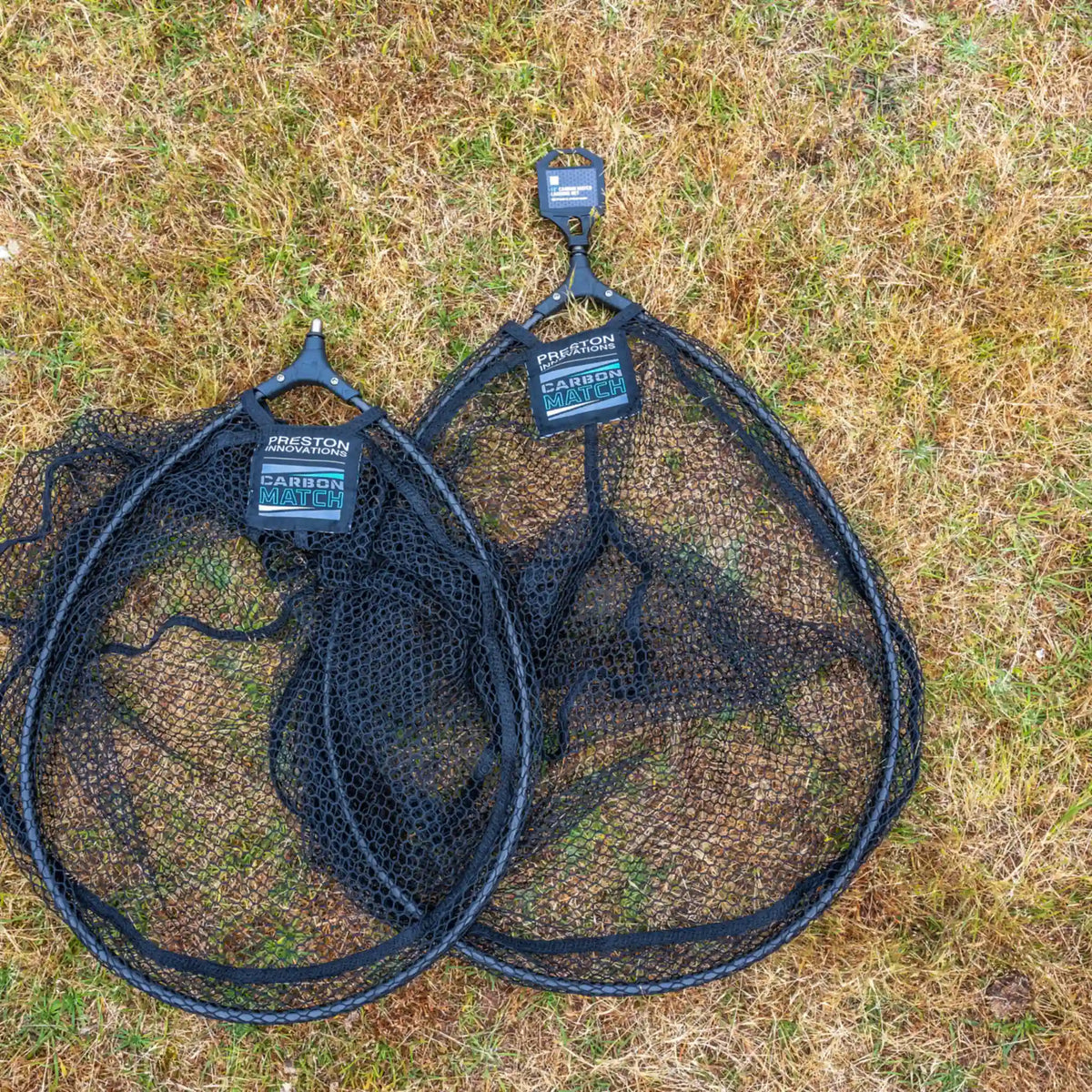 Preston Carbon Match Landing Nets – 16-inch en 18-inch schepnetten op de oever