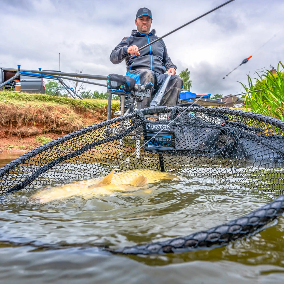 Preston Carbon Match Landing Nets – schepnet met gevangen vis aan de waterkant